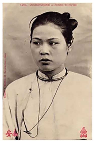 Một phụ nữ Sài Gòn xưa với cách cuộn tóc trên đầu chứ không vấn quanh đầu bằng vải như phụ nữ miền Bắc.